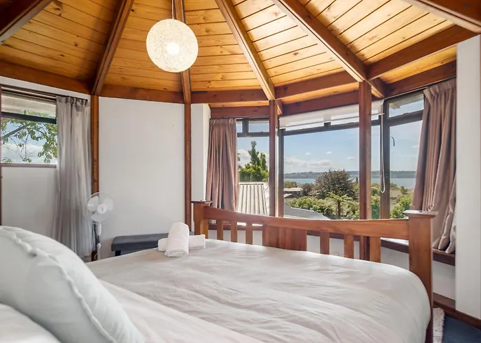 Aquarius With Aesthetic And Lakeview Holiday home *